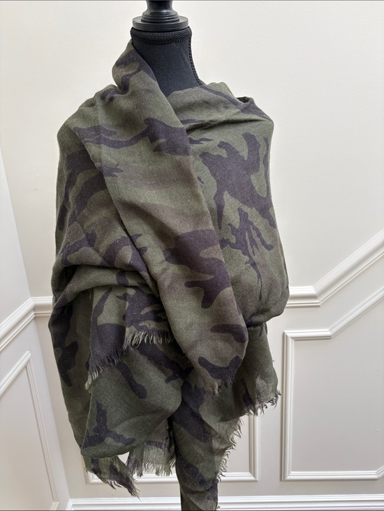 Aritzia Other - Wilfred Free camo blanket scarf